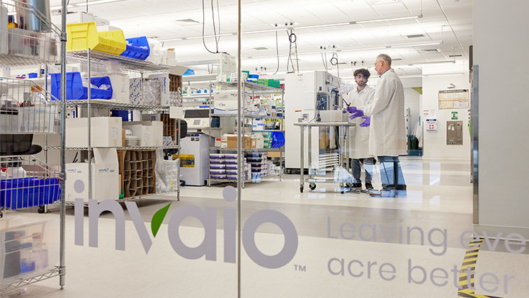 Two scientists in Invaio’s lab in Cambridge, Massachusetts